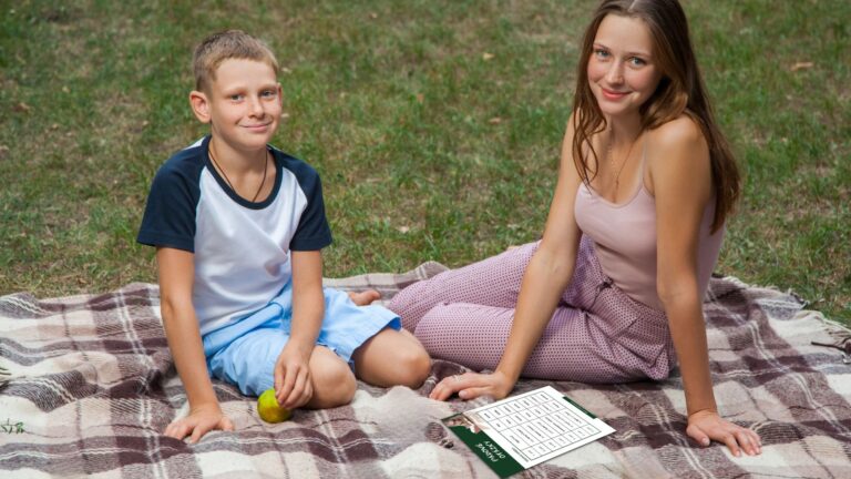 Maminka se synem na dece s učební kartou